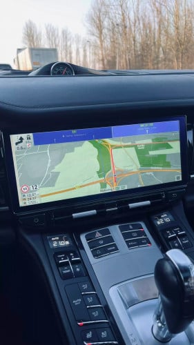 مشغل وسائط متعدد و GPS بورش باناميرا (يتوفر بالطلب...