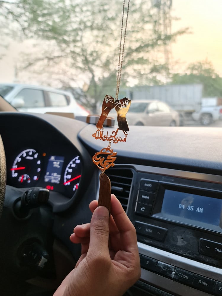 تعليقة ماسكين يد بعض مع كسرة العود