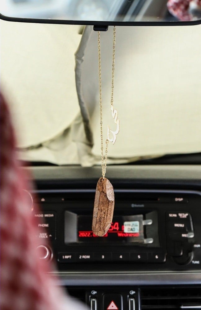 تعليقة كسرة عود للسيارة بالاسم