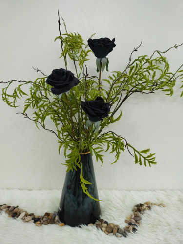فازه ورد Black مميزه جملي طاولتك بها .