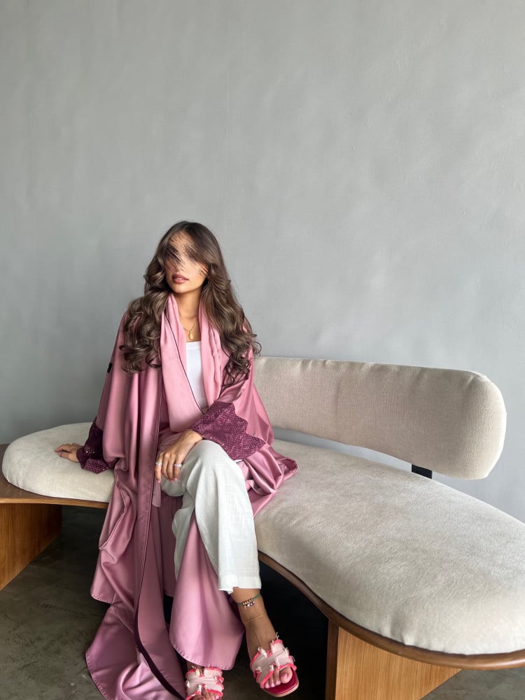 كريب حرير بينك من الأكمام لمعة عنابي قصة فراشة + طرحة بينك