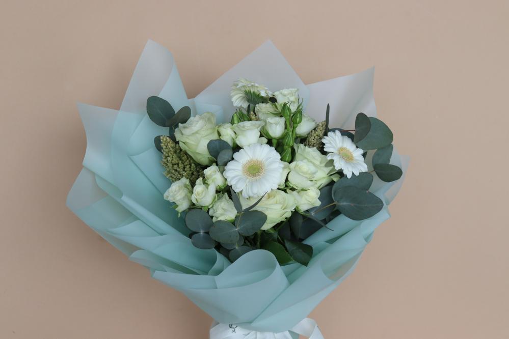 بوكيه ورد من البيبي روز الابيض و الجيربيرا الابيض مع اكسسوار انيق