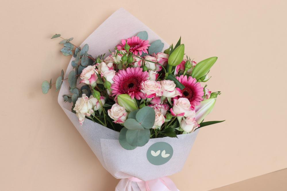 أضف لمسة من الجمال والرقي إلى مناسباتك مع بوكيه ورد بتغليف قماش وردي