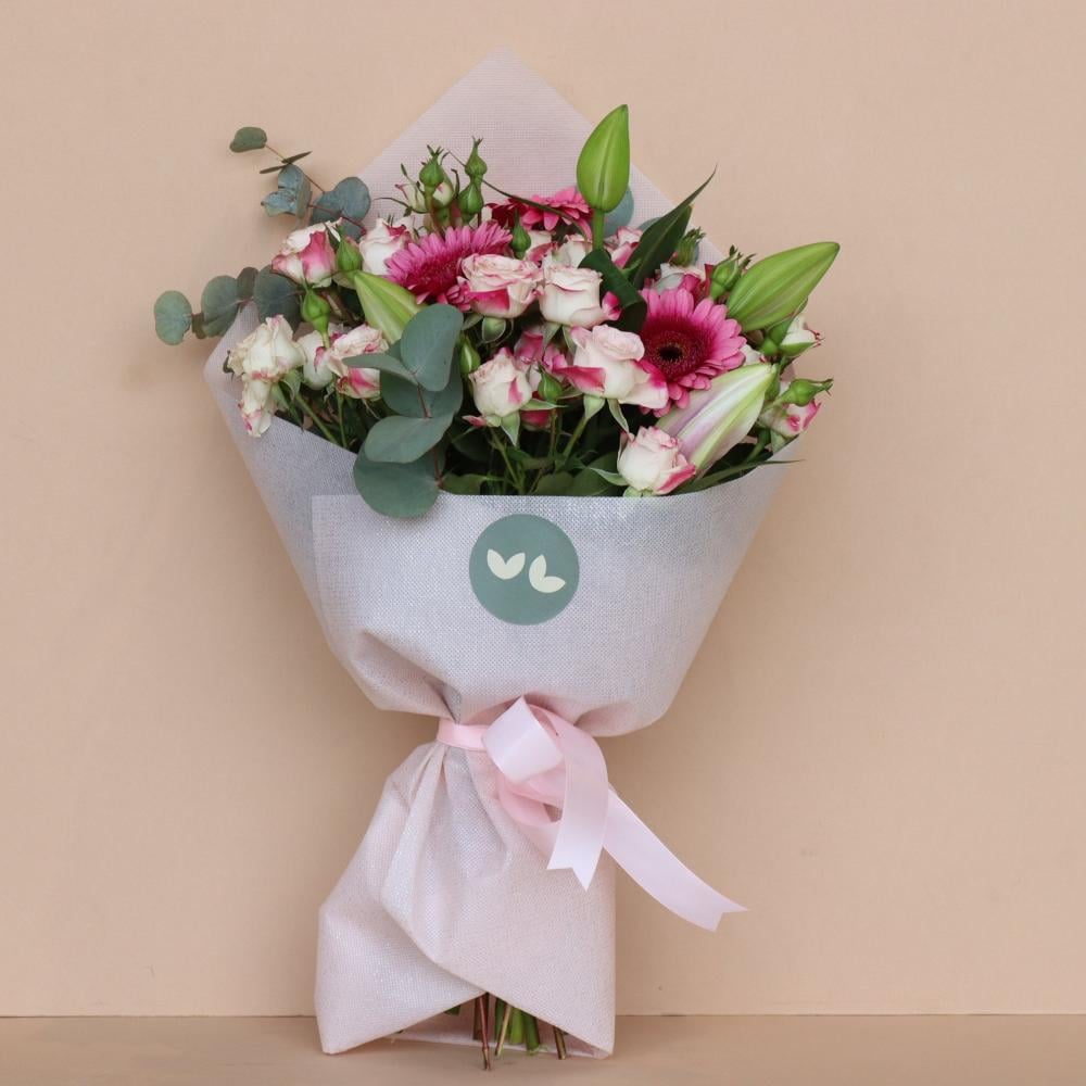 أضف لمسة من الجمال والرقي إلى مناسباتك مع بوكيه ورد بتغليف قماش وردي