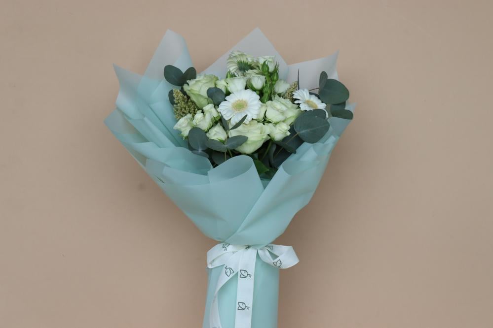 بوكيه ورد من البيبي روز الابيض و الجيربيرا الابيض مع اكسسوار انيق