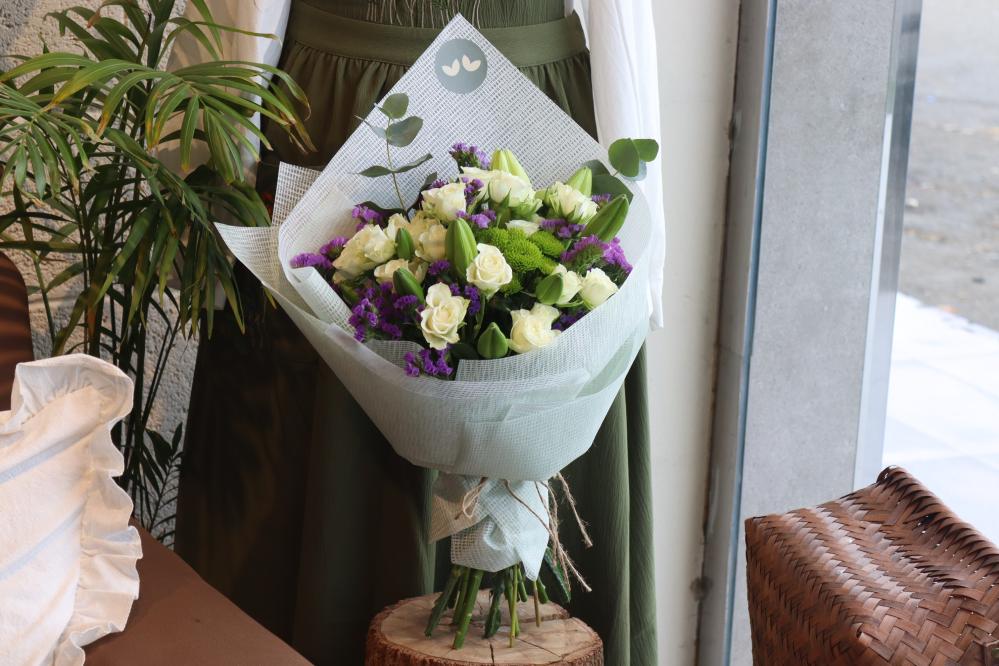 بوكيه الليليوم الأبيض