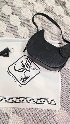 حقيبة هوبو الجلدية الكحلية” أو “حقيبة هوبو بإبزيم...