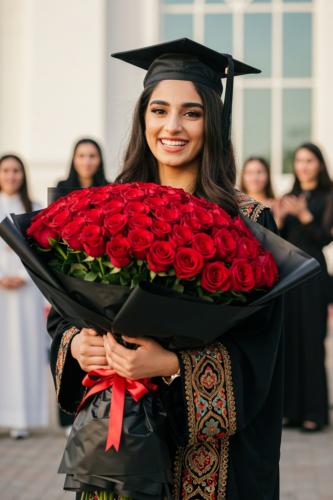 100 ورد جوري أحمر - باقة التخرج