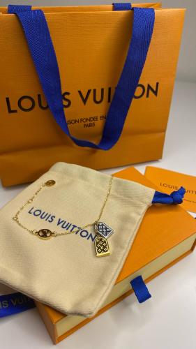 سوار Louis Vuitton الذهبي