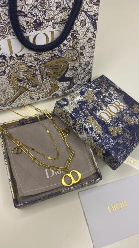 عقد DIOR ذهبي