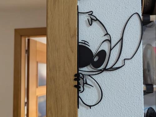 ديكور جداري بشكل شخصية Stitch – لمسة مرحة تزيّن مس...