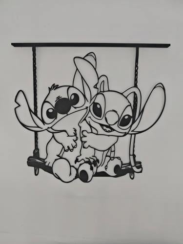 لوحة ديكورية بتصميم شخصية Stitch – لمسة كرتونية مر...