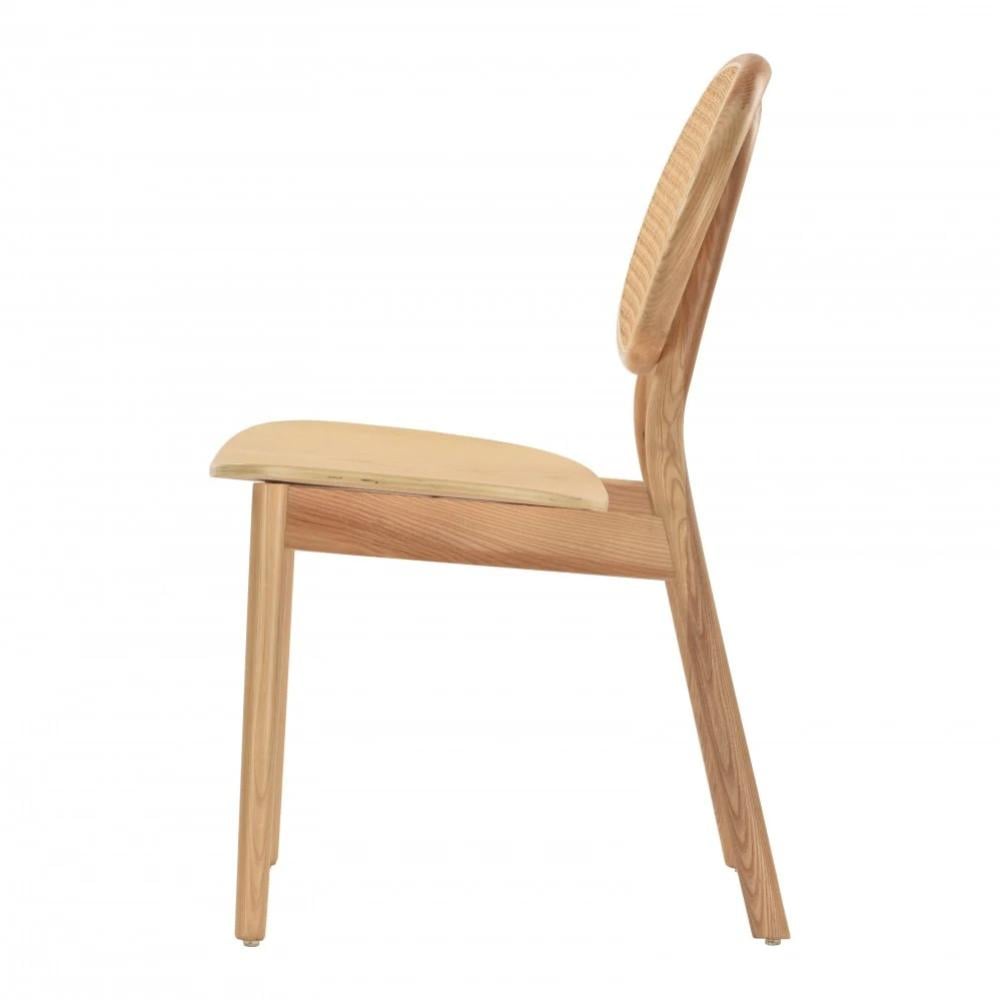 كرسي خشب مع ظهر رتان