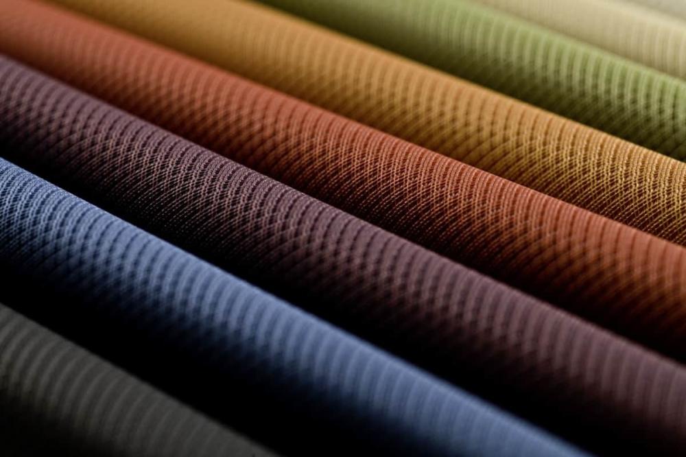 أنواع أقمشة البناطيل: كيف تختار الخامة المناسبة لاستخدامك اليومي؟