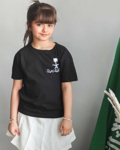 تيشيرت اليوم الوطني 95 مع سيفين و نخلة مع طباعة خا...