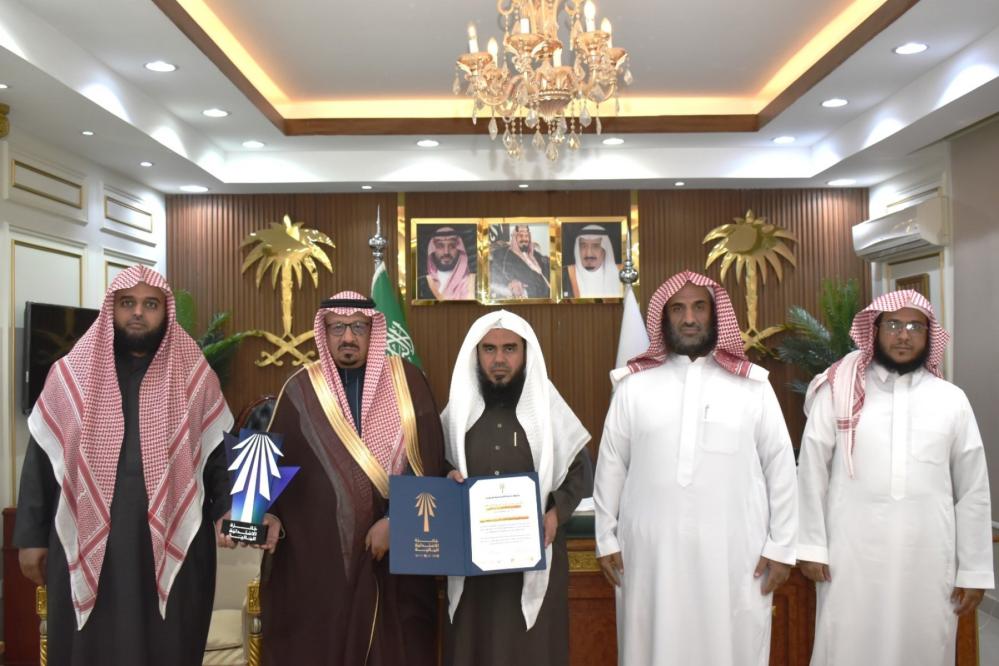 سعادة محافظ شرورة يستقبل وفد جمعية بيّنات بمناسبة فوزها بجائزة الاستدامة المالية