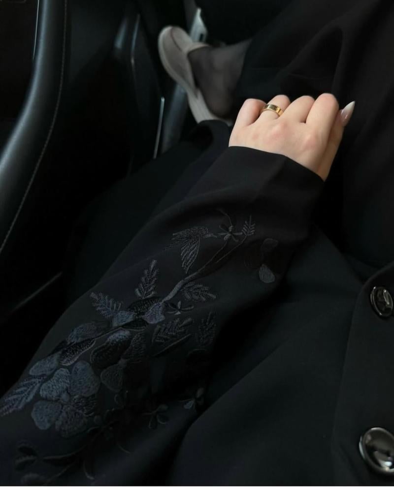 عبايه صيفية رسمه بازار وجيوب  وقماش كريب ملكي كوري  القصه Aستريت  مطرزه علا الكم تطريز اسود مميز  الطرحة اسود بتطريز مناسب للعبايه