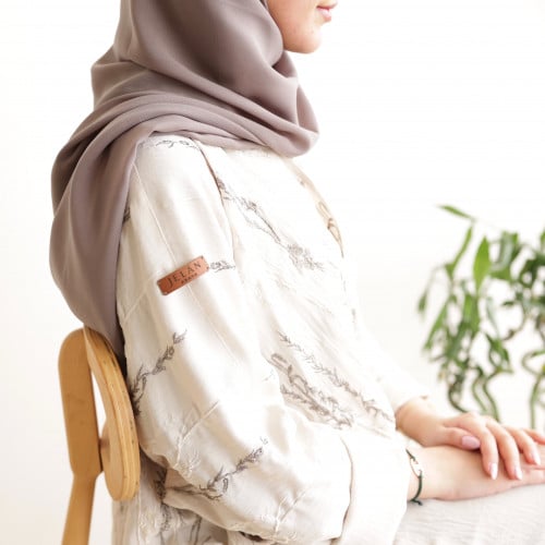 عباية مطرزة بيج نصف بشت جيلان