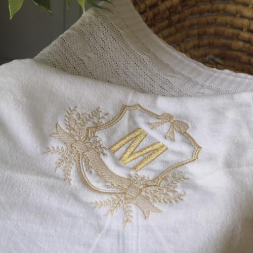 طقم اهداء مواليد مطرز فاخر