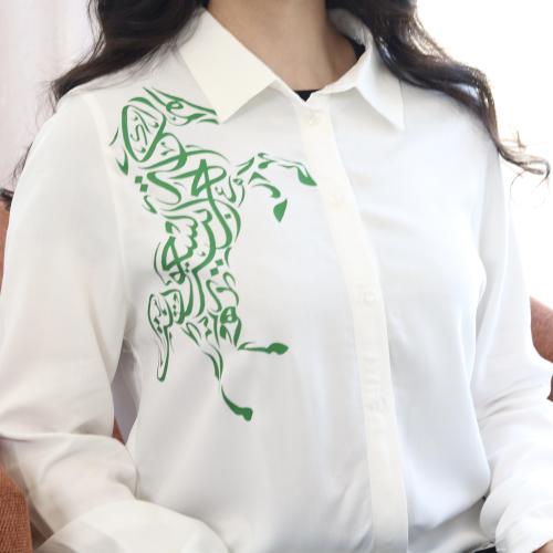 قميص اليوم الوطني بتصميم الخيل