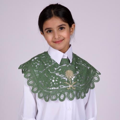 ياقة دانتيل مطرزة بالشعار واسم