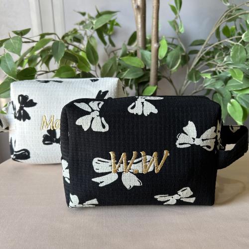 حقيبة ميك اب مطرزة تصميم فيونكات