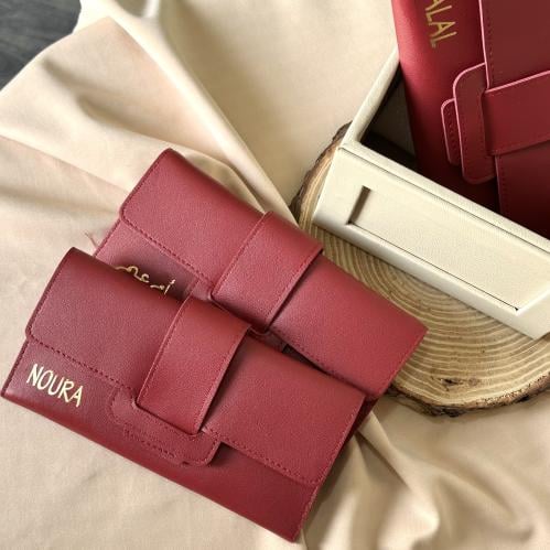 حافظة بطاقات بالاسم مستطيلة برغندي