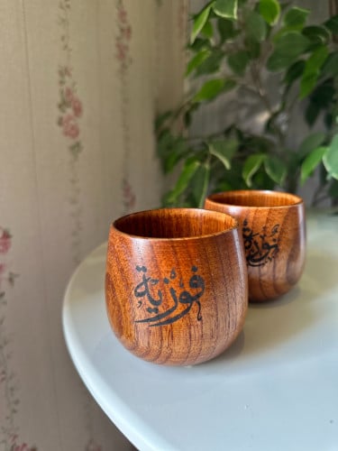 كوب خشب منحوت باسم او عبارة