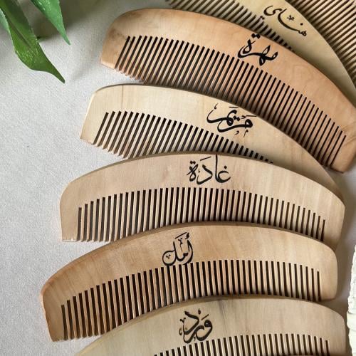 مشط خشبي منحوت بالاسم