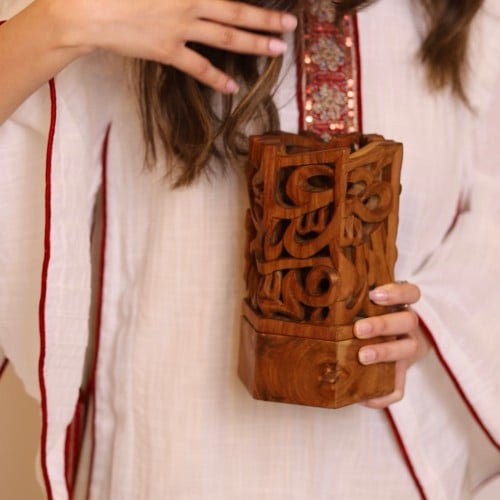 مبخرة خشب الماهوجني بتصميم الحروف فاخرة