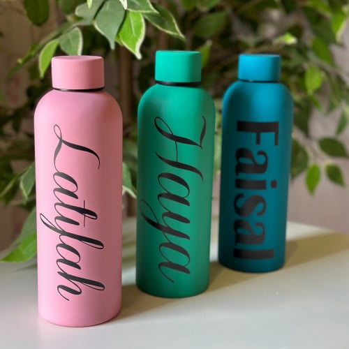 زجاجة مشروبات ملونة بالاسم