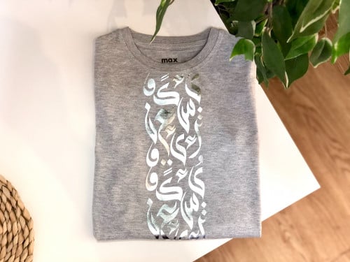 تيشيرت الحروف رصاصي فضي