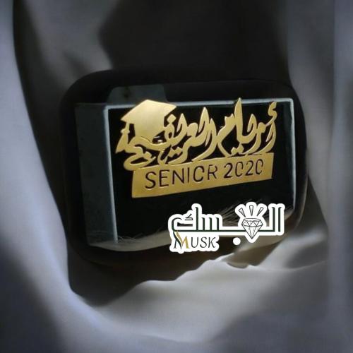بروش تخرج بالاسم – أناقة تميزك في حفل التخرح