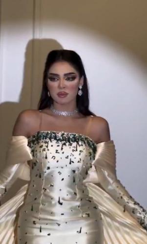 فستان فخم قماش ميكادو تطريز ذيل بيليسه