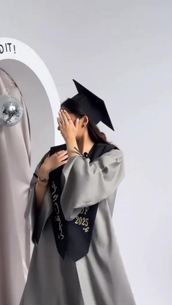 عبايات تخرج 2025 كحلي مع رمادي
