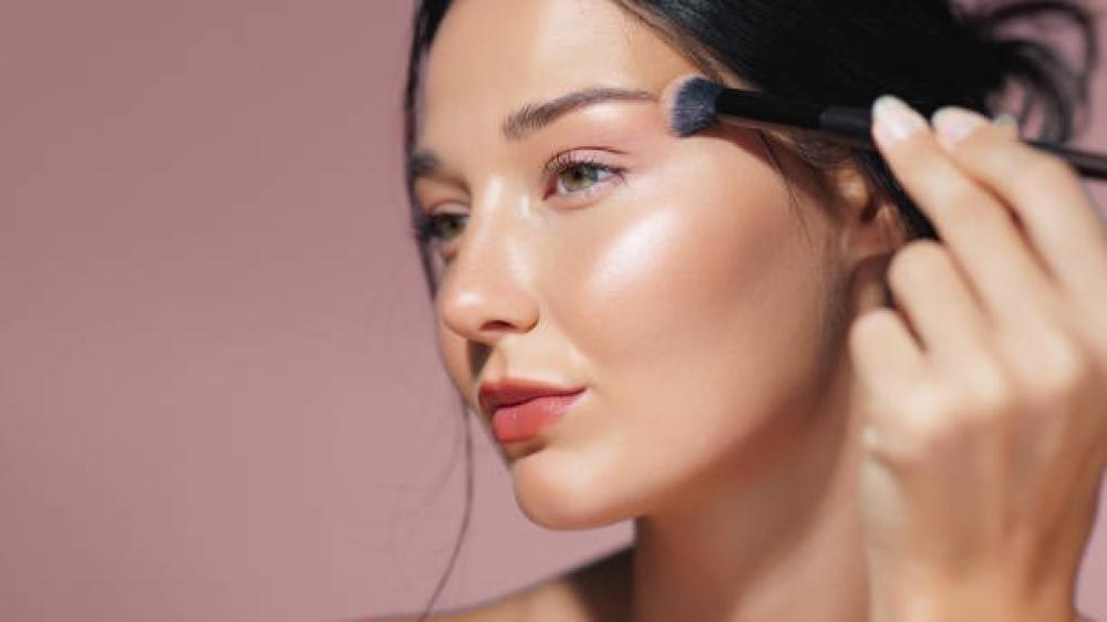 دليل مستحضرات التجميل المتكامل: أسرار المكياج الاحترافي لإطلالة ساحرة