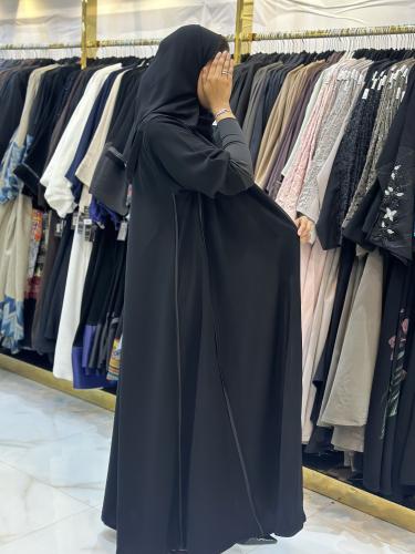 عبايه كلوش لون اسود بتدخيلات القطن الاسود