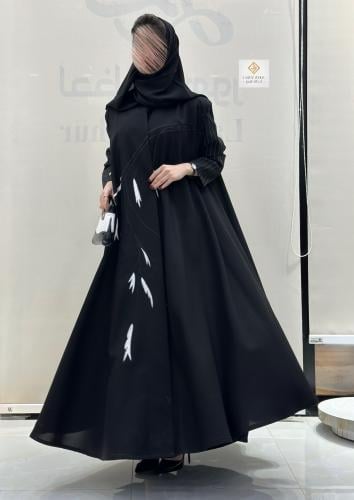 عبايه تربل كلوش بقماش كريب مع قماش كريب مخطط اسود