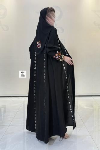 عبايه ورد كلوش بقماش كريب بتدخيل تطريز مع الطرحه