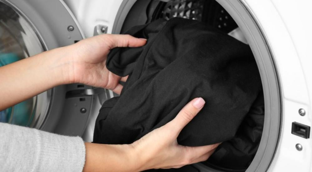 افضل طريقة لغسل العبايات السوداء