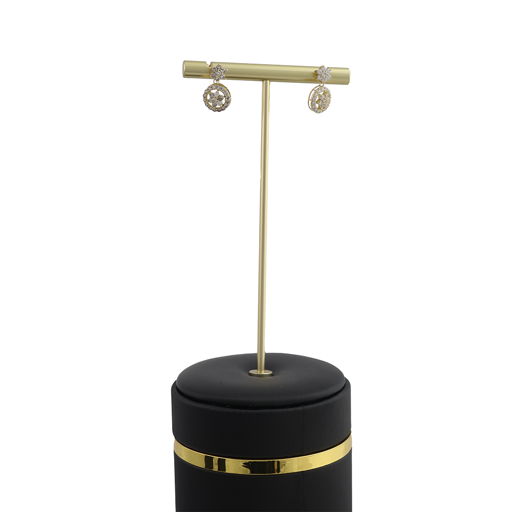 طقم ذهب  عيار 18 وزن 26.1 جرام عقد واسوارة وحلق وخاتم من شذور الذهب