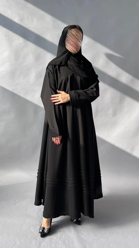 عبايه سوداء كلوش بتفصيل كلاسيكي بلمسة عصرية