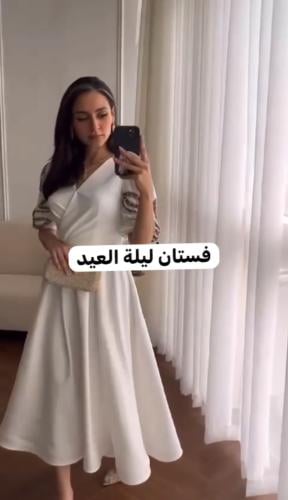 فستان أبيض أنيق بأكمام منفوخة مطرزة وتصميم كروس عن...