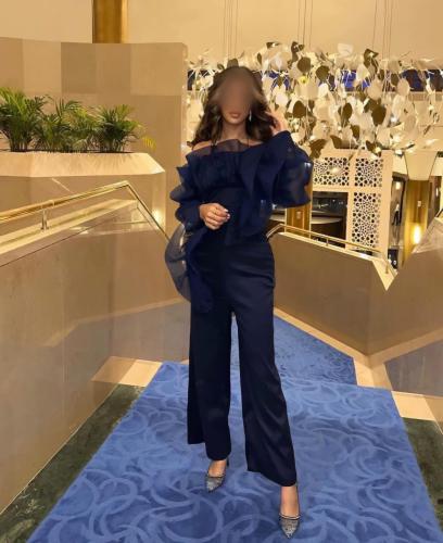 جمبسوت كحلي أنيق بأكمام منفوشة ولمسات شفافة جذابة