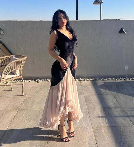 فستان سهرة أسود وأبيض بتصميم كلاسيكي أنيق