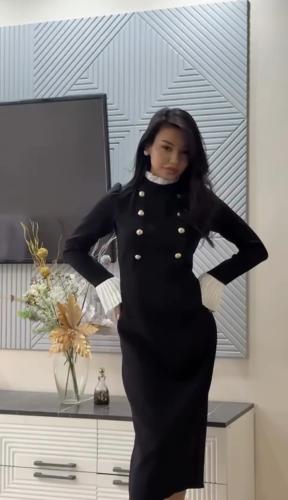 فستان أسود أنيق بلمسات كلاسيكية مع أزرار اللؤلؤ وت...