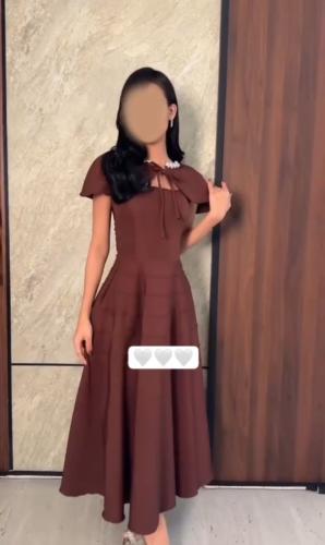 فستان بني أنيق بتصميم كلاسيكي ناعم ولمسة