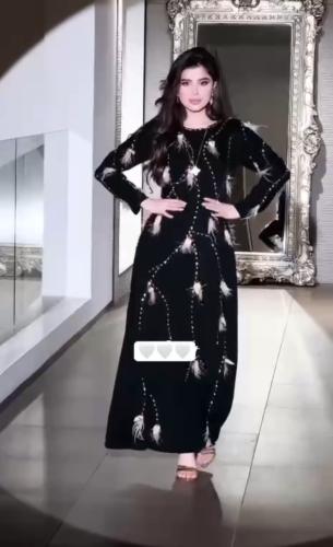 فستان أسود طويل بنقوش أنيقة ولمسات فاخرة