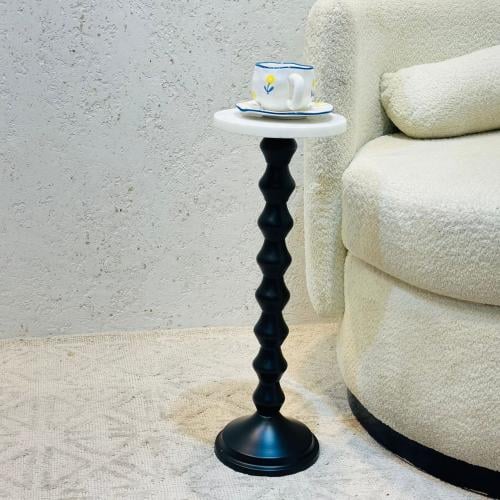 طاولة جانبية أنيقة بتصميم عصري وبسيط.