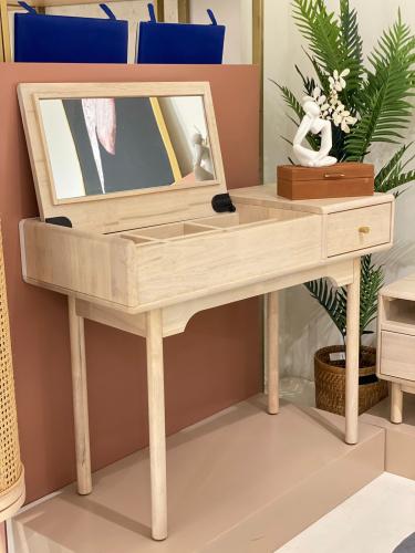 طاوله مكياج او تسريحه خشب ماليزي بتصميم انيق وجذاب